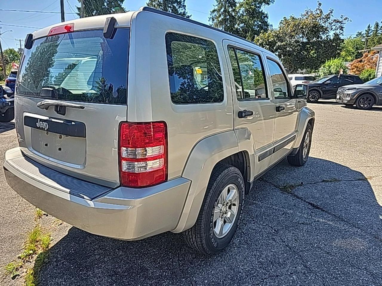 2009 Jeep Liberty Sport LOW KMS!!! AS-IS Photo2