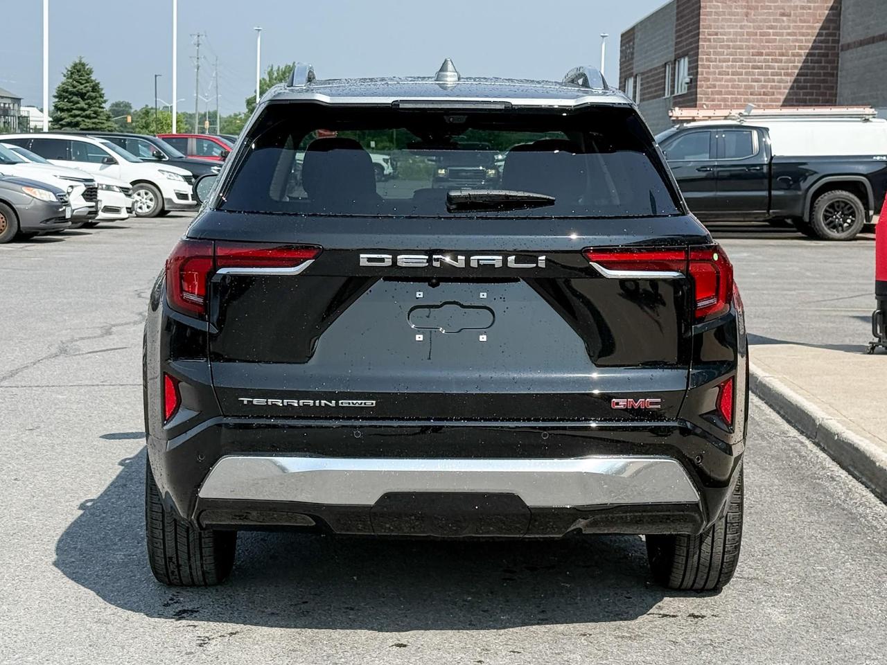 2026 GMC Terrain Denali 1.5L 4 CYL WITH REMOTE START/ENTRY, SUNROOF, HEATED/VENTILATED SEATS, HEATED STEERING WHEEL, ADAPTIVE CRUISE CONTROL, BOSE SOUND SYSTEM, APPLE CARPLAY AND ANDROID AUTO Photo3
