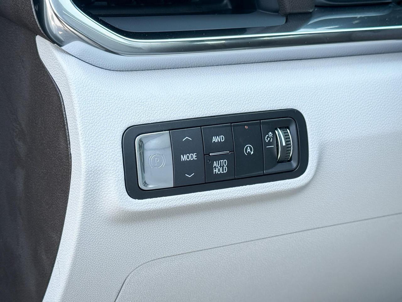 2026 GMC Terrain Denali 1.5L 4 CYL WITH REMOTE START/ENTRY, SUNROOF, HEATED/VENTILATED SEATS, HEATED STEERING WHEEL, ADAPTIVE CRUISE CONTROL, BOSE SOUND SYSTEM, APPLE CARPLAY AND ANDROID AUTO Photo