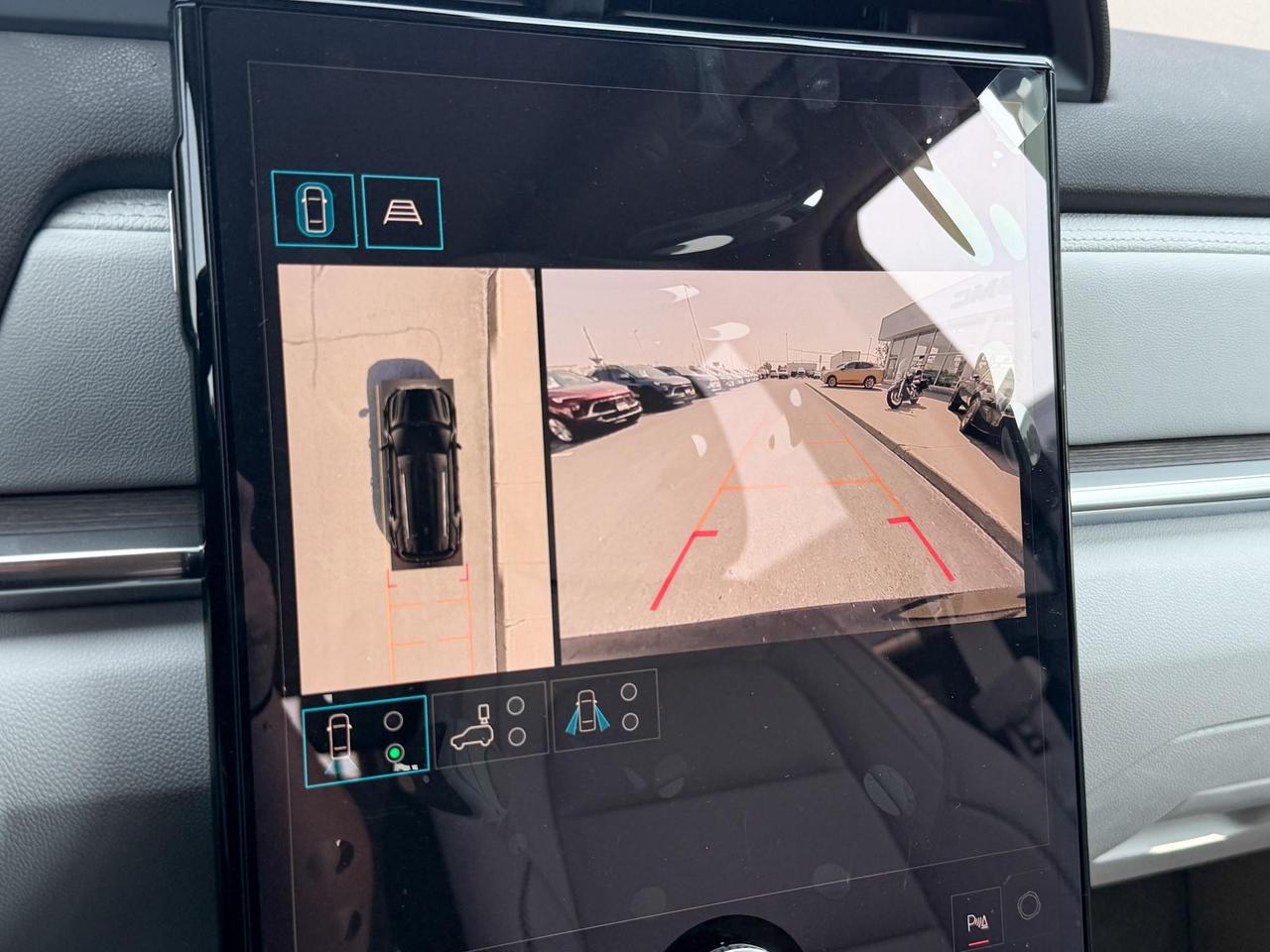 2026 GMC Terrain Denali 1.5L 4 CYL WITH REMOTE START/ENTRY, SUNROOF, HEATED/VENTILATED SEATS, HEATED STEERING WHEEL, ADAPTIVE CRUISE CONTROL, BOSE SOUND SYSTEM, APPLE CARPLAY AND ANDROID AUTO Photo