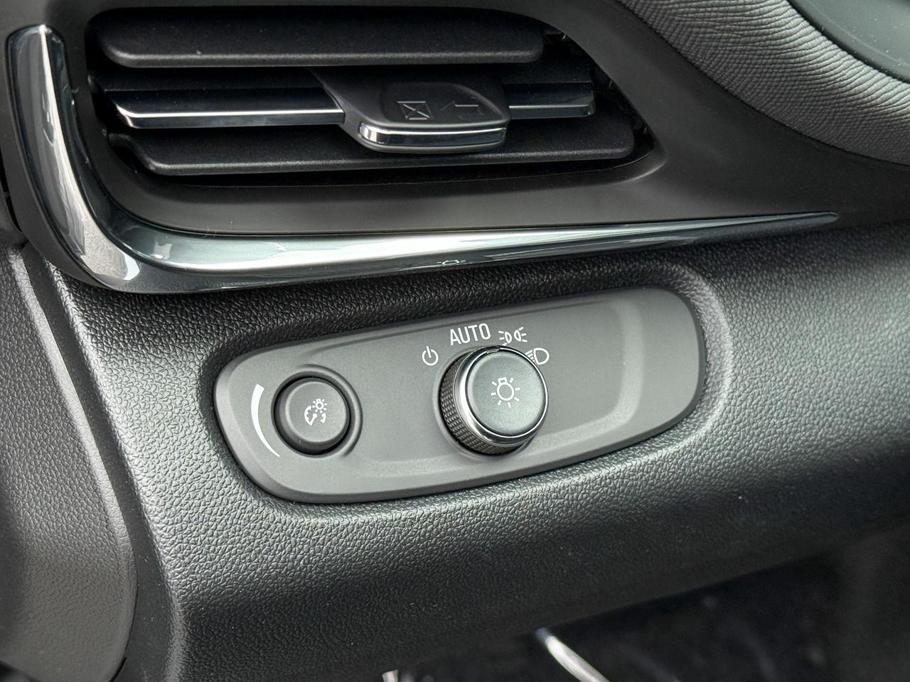 2025 Buick Envista Preferred 1.2L 3CYL WITH REMOTE START/ENTRY, HEATED SEATS, HEATED STEERING WHEEL, HD REAR VISION CAMERA, ANDROID AUTO AND APPLE CARPLAY Photo
