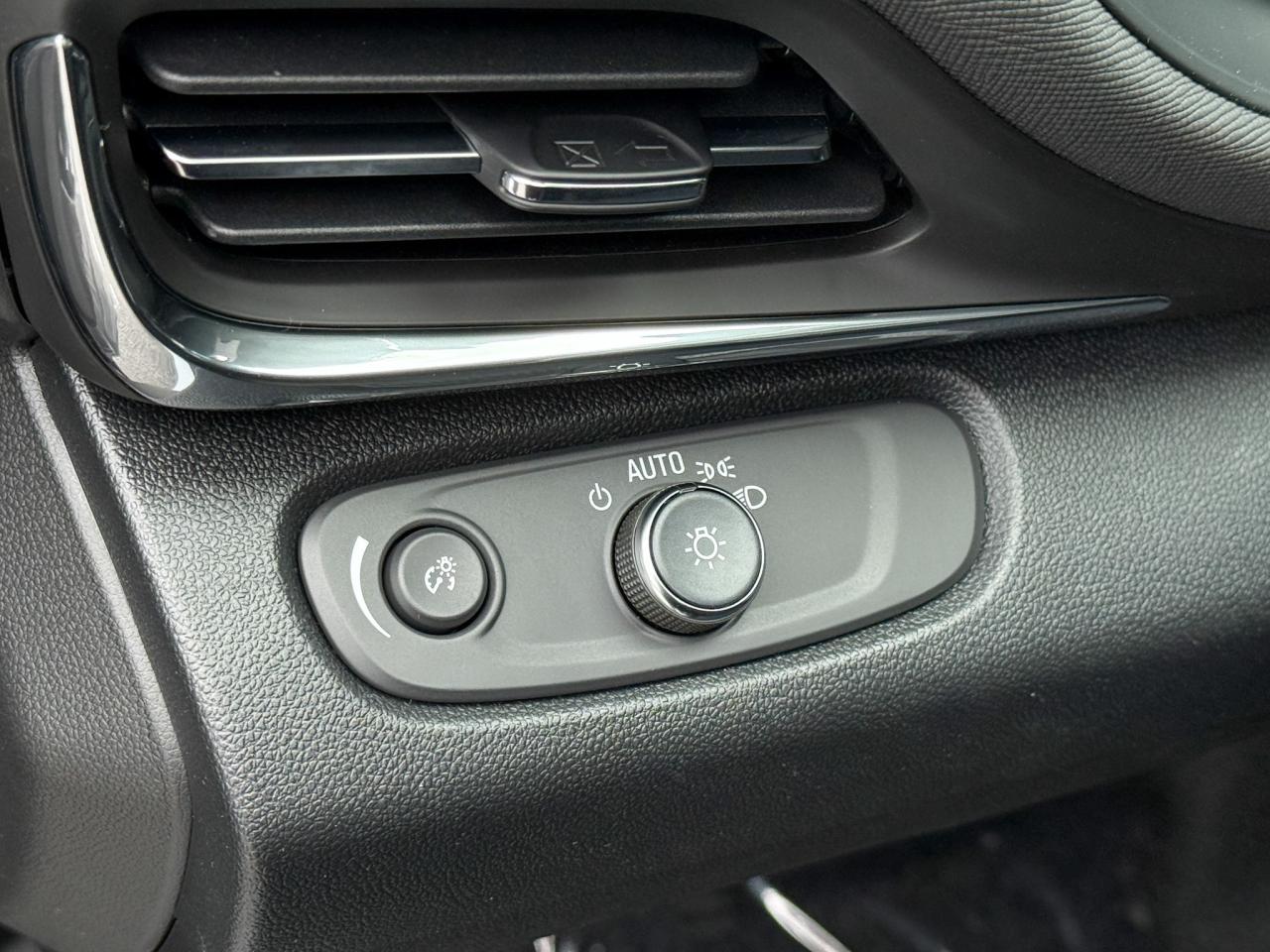 2025 Buick Envista Preferred 1.2L 3CYL WITH REMOTE START/ENTRY, HEATED SEATS, HEATED STEERING WHEEL, HD REAR VISION CAMERA, ANDROID AUTO AND APPLE CARPLAY Photo