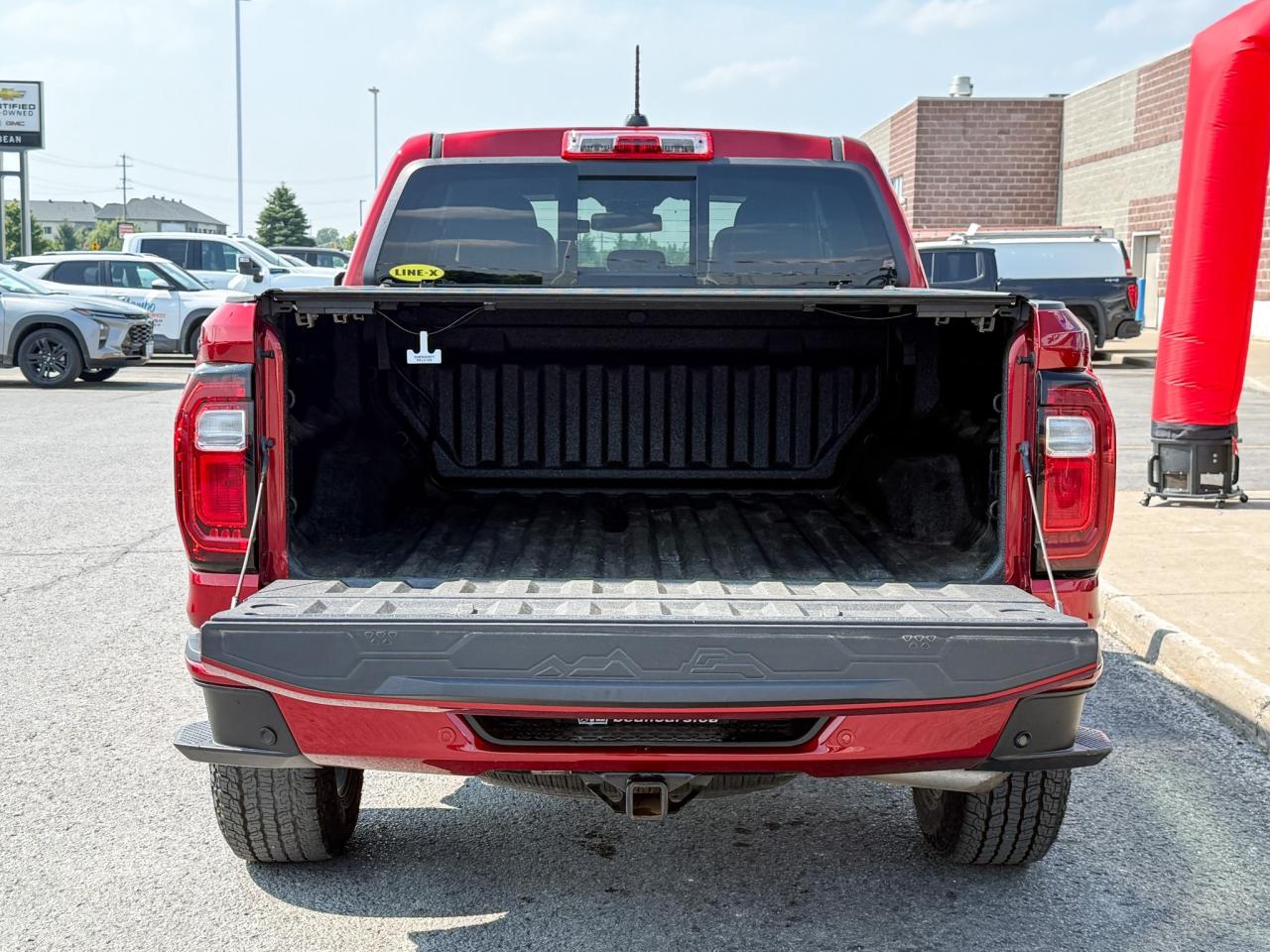 2024 GMC Canyon 2.7L 4CYL AT4 4X4 WITH OEM 2" FACTORY LIFT, HEATED LEATHER SEATS, HEATED STEERING WHEEL, REMOTE VEHICLE START, TRAILER BRAKE CONTROLLER Photo