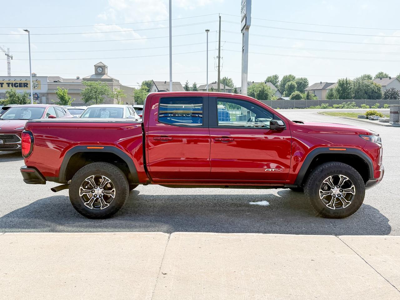 2024 GMC Canyon 2.7L 4CYL AT4 4X4 WITH OEM 2" FACTORY LIFT, HEATED LEATHER SEATS, HEATED STEERING WHEEL, REMOTE VEHICLE START, TRAILER BRAKE CONTROLLER Photo