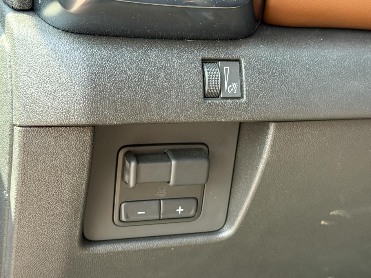 2024 GMC Canyon 2.7L 4CYL AT4 4X4 WITH OEM 2" FACTORY LIFT, HEATED LEATHER SEATS, HEATED STEERING WHEEL, REMOTE VEHICLE START, TRAILER BRAKE CONTROLLER Photo