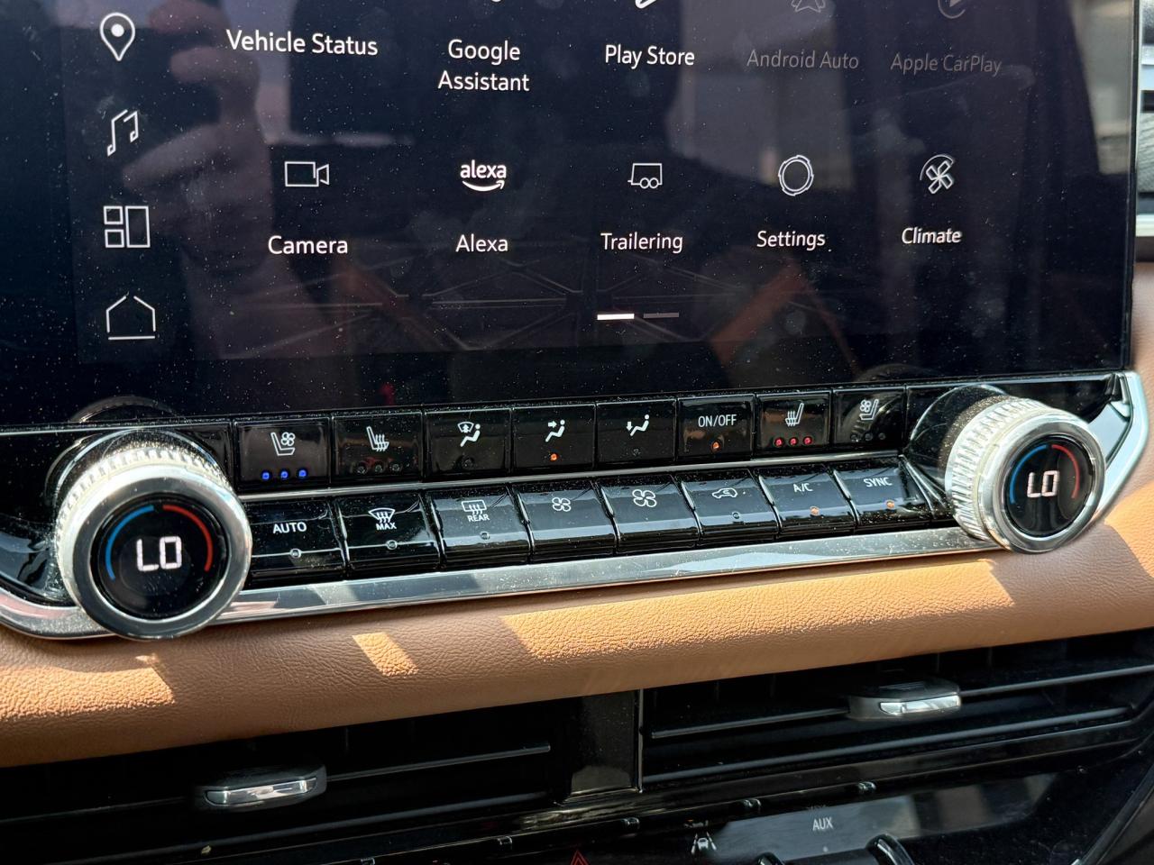 2024 GMC Canyon 2.7L 4CYL AT4 4X4 WITH OEM 2" FACTORY LIFT, HEATED LEATHER SEATS, HEATED STEERING WHEEL, REMOTE VEHICLE START, TRAILER BRAKE CONTROLLER Photo