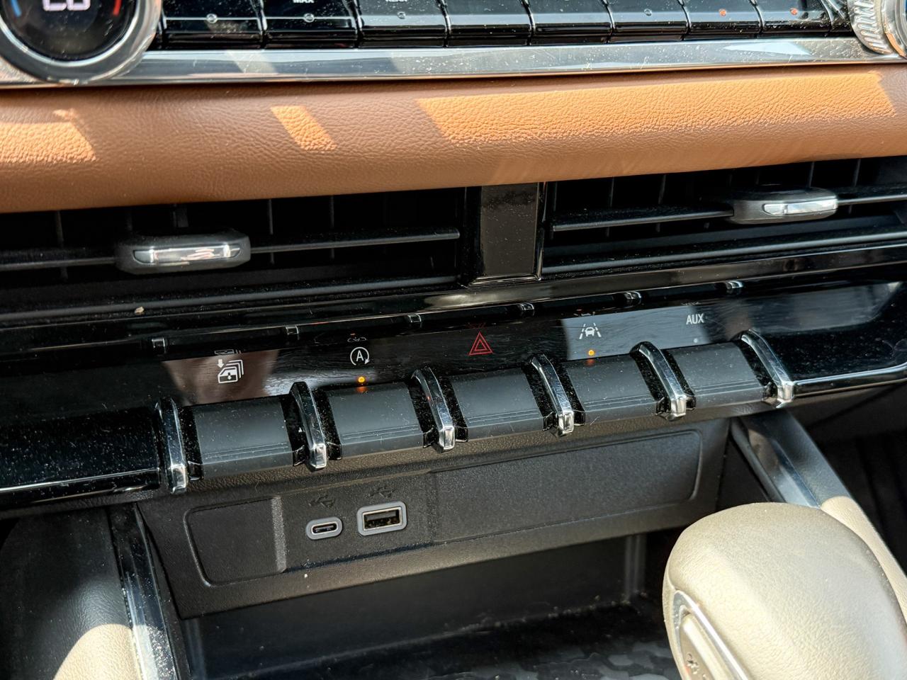 2024 GMC Canyon 2.7L 4CYL AT4 4X4 WITH OEM 2" FACTORY LIFT, HEATED LEATHER SEATS, HEATED STEERING WHEEL, REMOTE VEHICLE START, TRAILER BRAKE CONTROLLER Photo