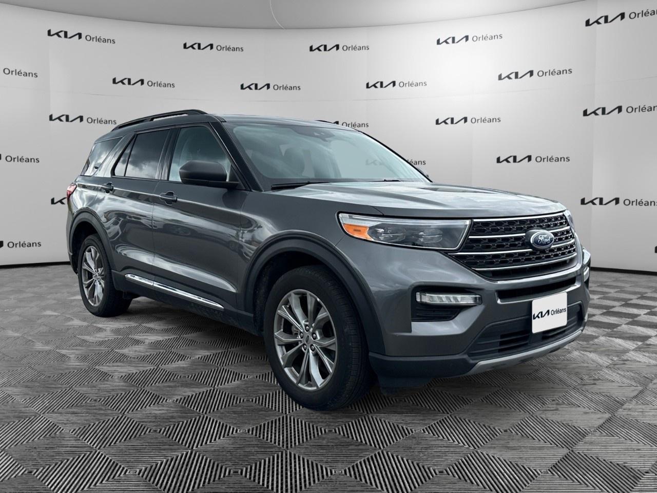 2023 Ford Explorer XLT 4WD Photo2