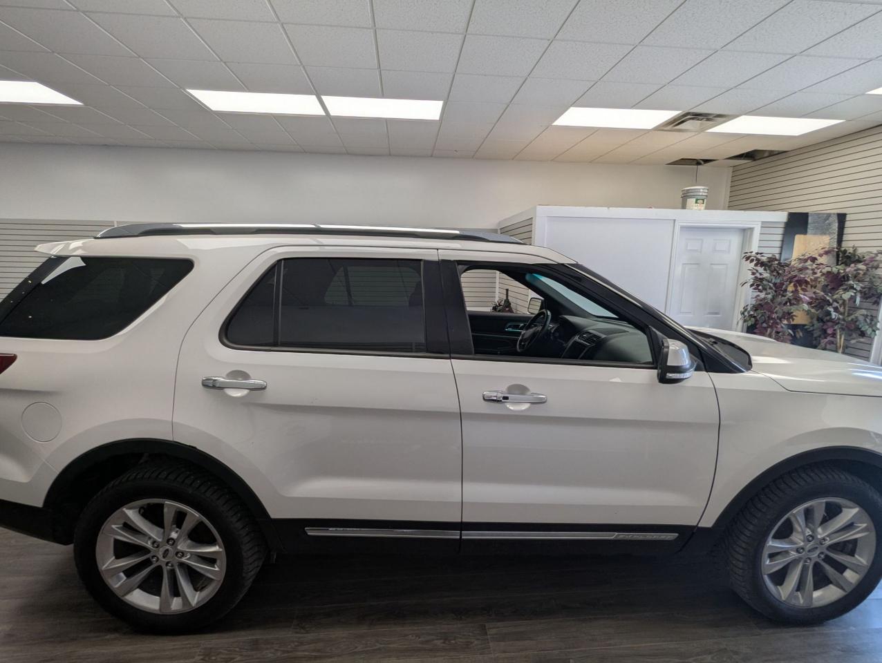 2017 Ford Explorer LIMITED l Clean Carfax l No Accidents l 7 seater - Photo #4