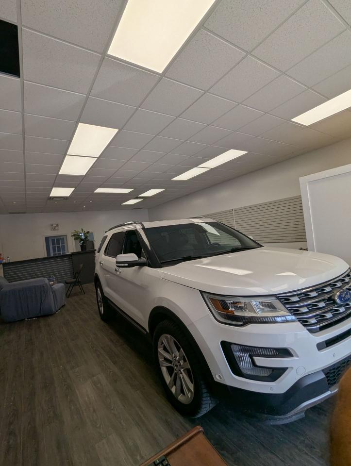 2017 Ford Explorer LIMITED l Clean Carfax l No Accidents l 7 seater - Photo #3