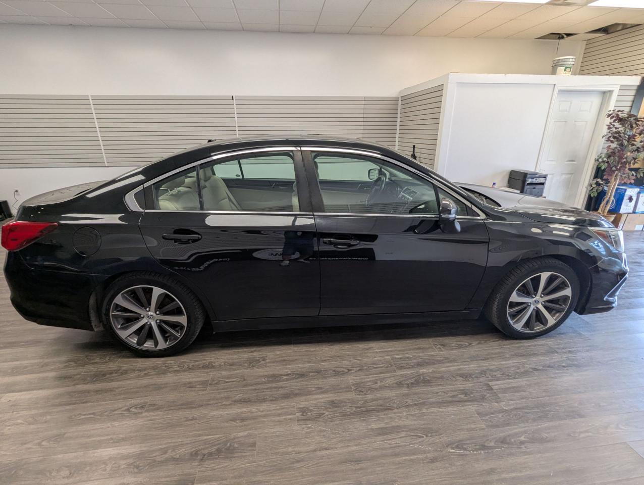 2018 Subaru Legacy LIMITED - Photo #5
