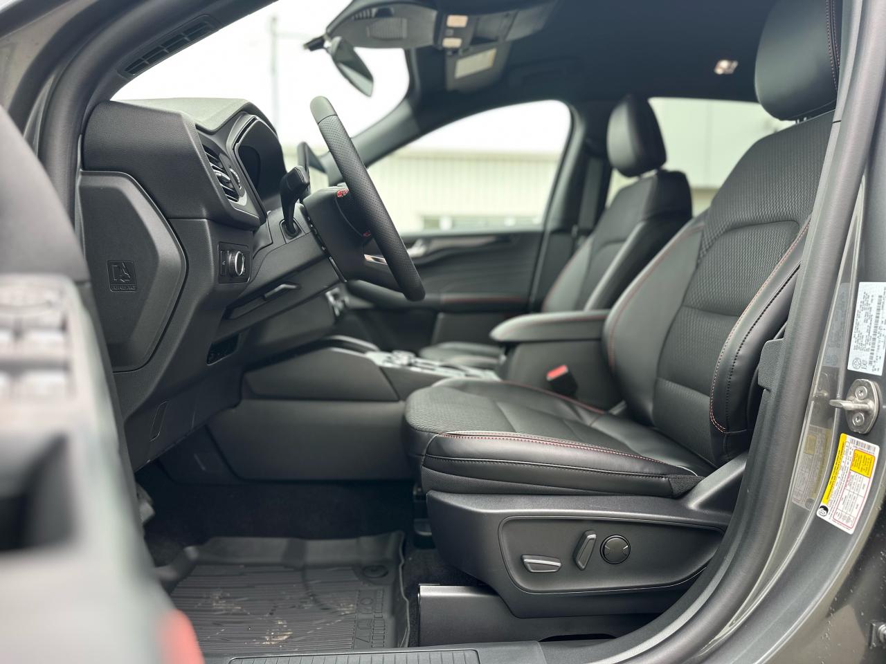2025 Ford Escape ST-Line AWD Photo5