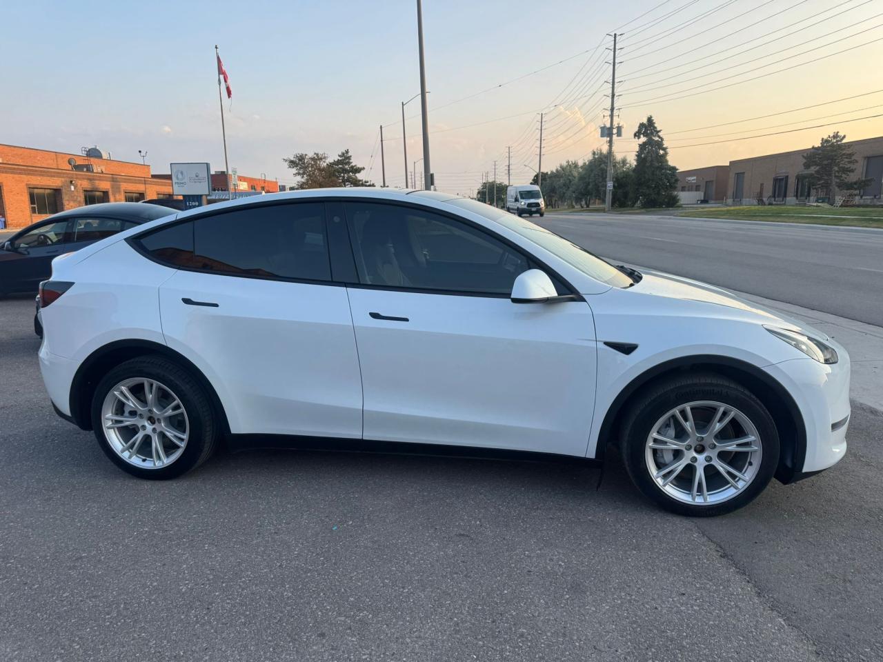 2023 Tesla Model Y LONG RANGE - Photo #8