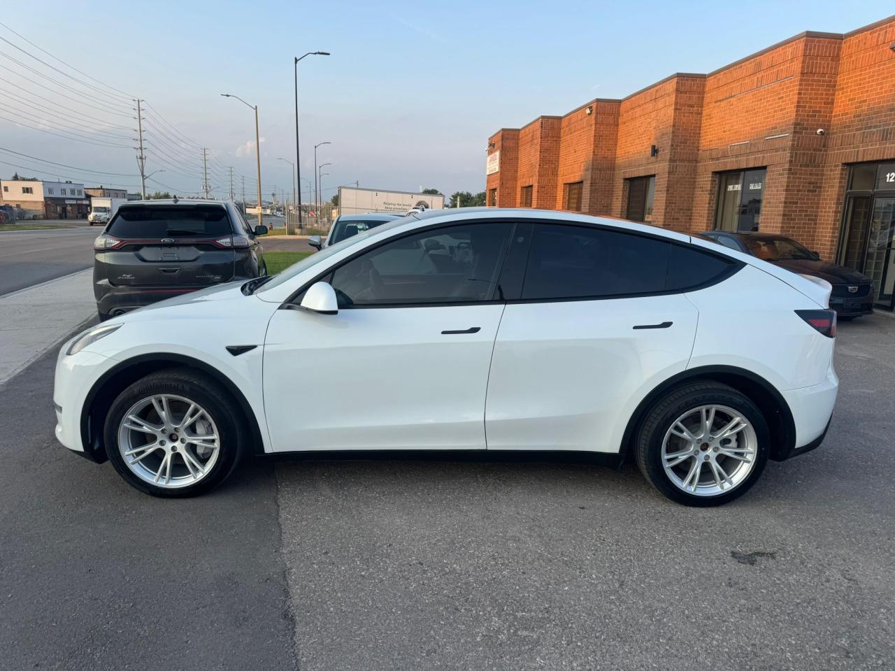 2023 Tesla Model Y LONG RANGE - Photo #9