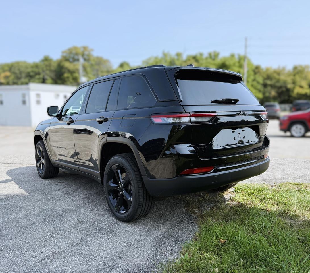 2025 Jeep Grand Cherokee ALTITUDE 4X4 Photo