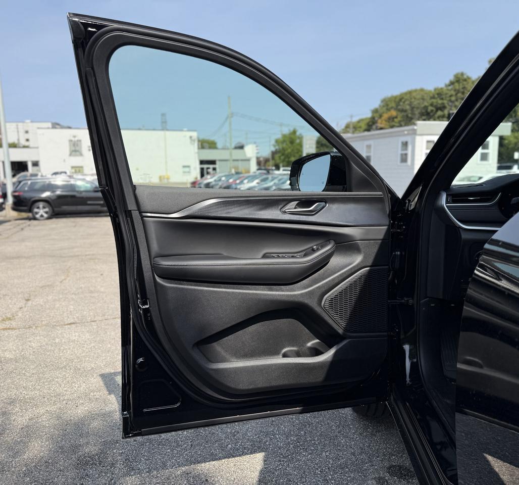 2025 Jeep Grand Cherokee ALTITUDE 4X4 Photo