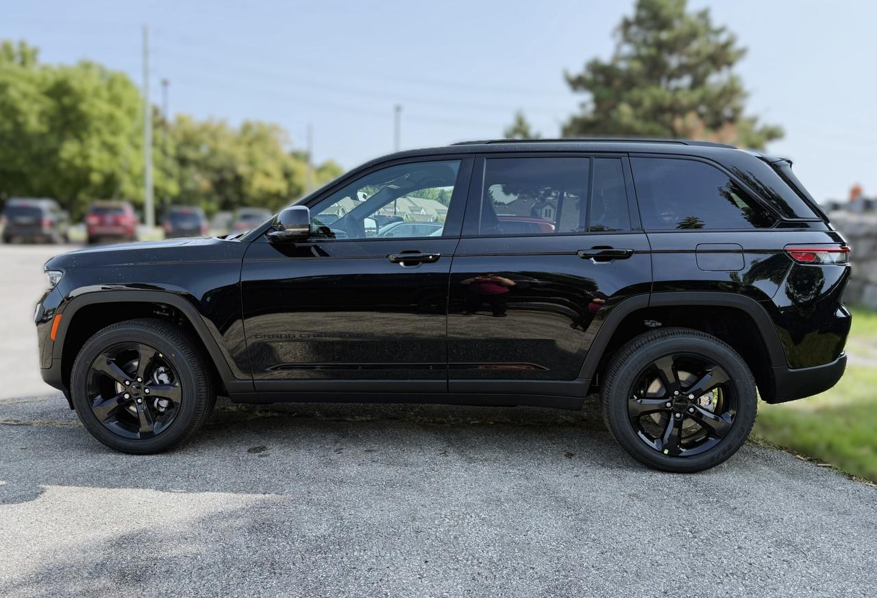 2025 Jeep Grand Cherokee ALTITUDE 4X4 Photo