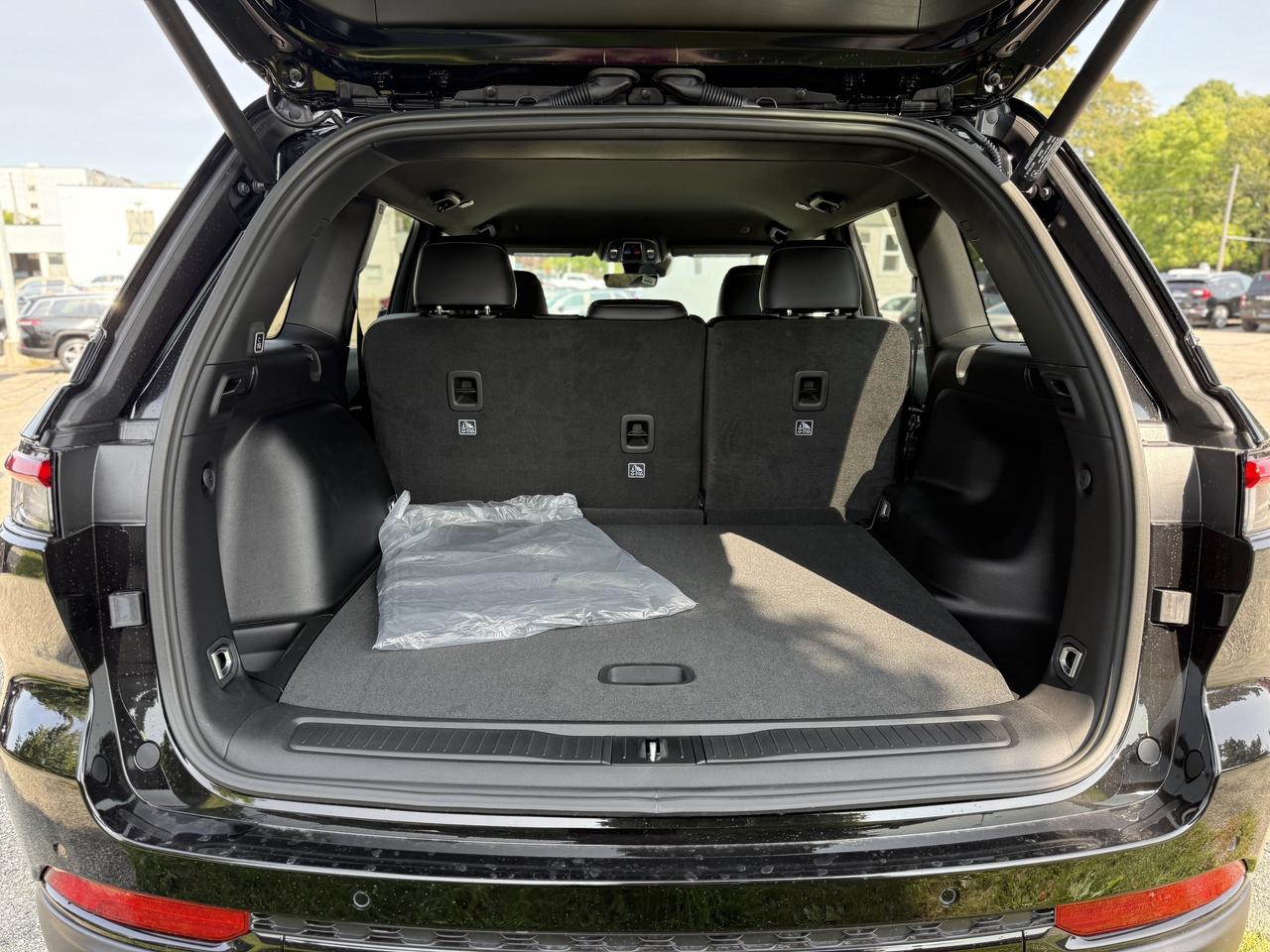 2025 Jeep Grand Cherokee ALTITUDE 4X4 Photo