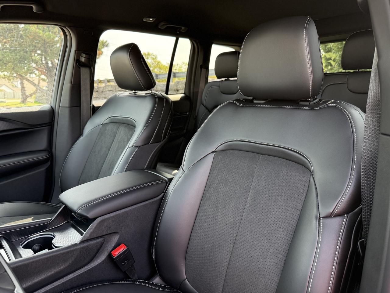 2025 Jeep Grand Cherokee ALTITUDE 4X4 Photo