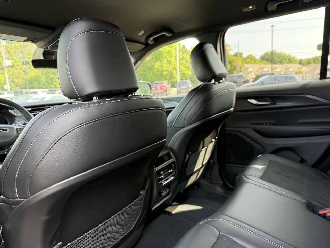 2025 Jeep Grand Cherokee ALTITUDE 4X4 Photo