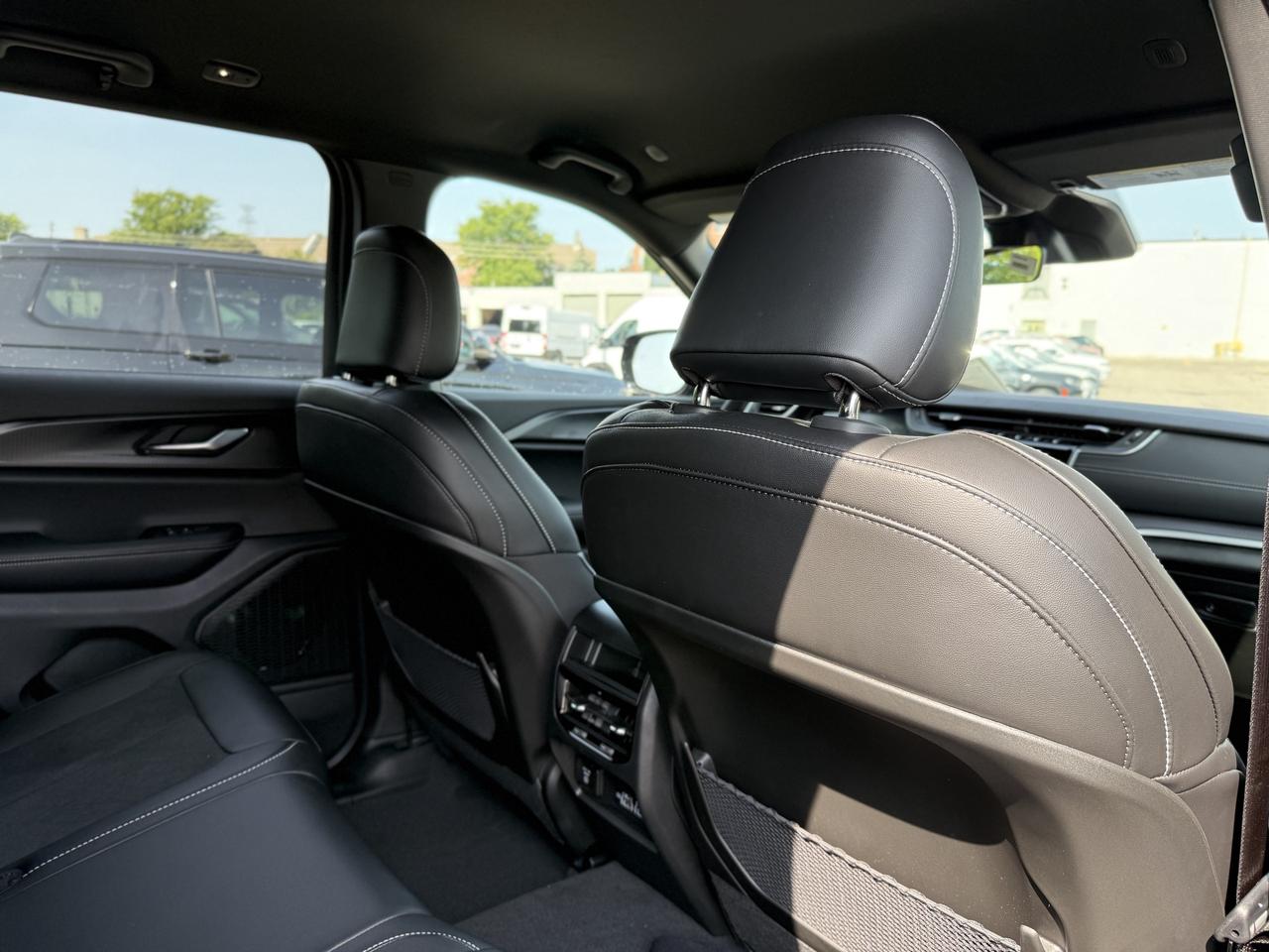 2025 Jeep Grand Cherokee ALTITUDE 4X4 Photo