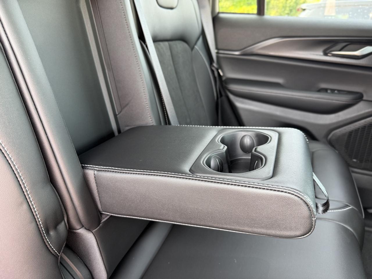 2025 Jeep Grand Cherokee ALTITUDE 4X4 Photo