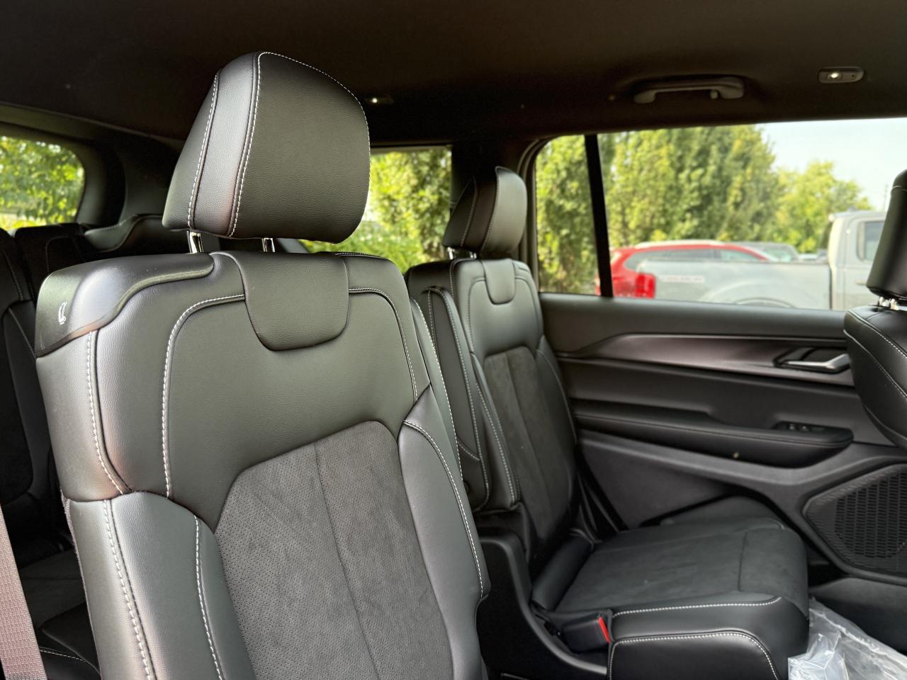 2025 Jeep Grand Cherokee L Altitude 4x4 Photo