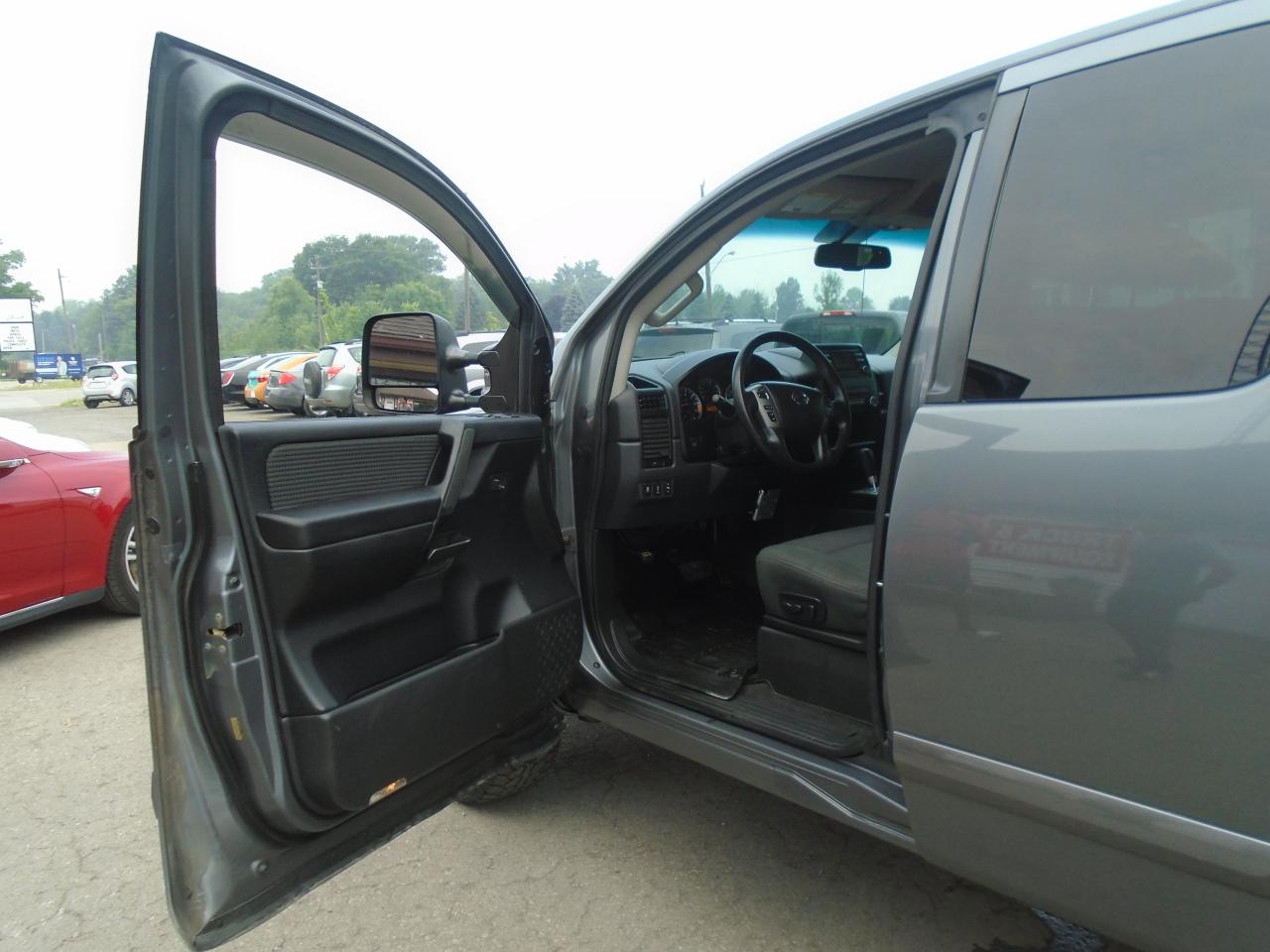 2013 Nissan Titan 4WD King Cab SWB SV - Photo #9
