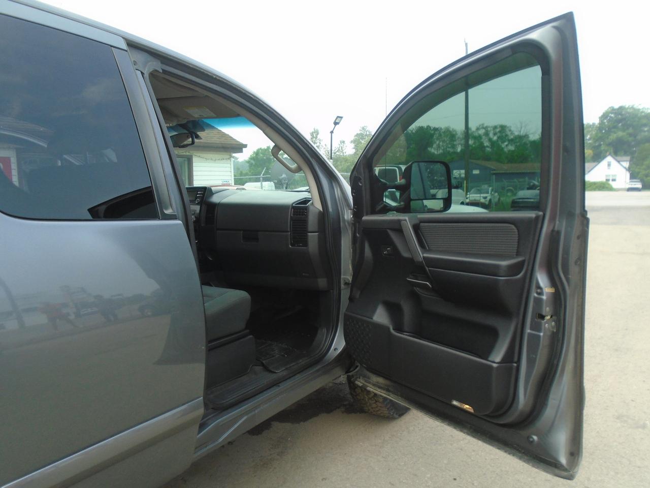 2013 Nissan Titan 4WD King Cab SWB SV - Photo #25