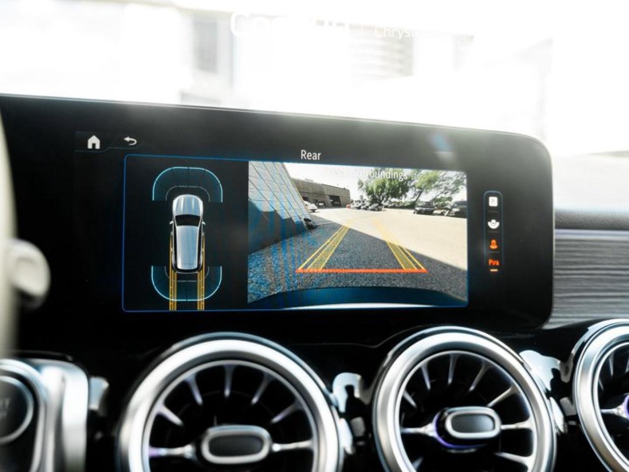 2024 Mercedes-Benz EQB 300 Panoroof Blind Spot Assist Active Brake Assist Heated Seats Photo