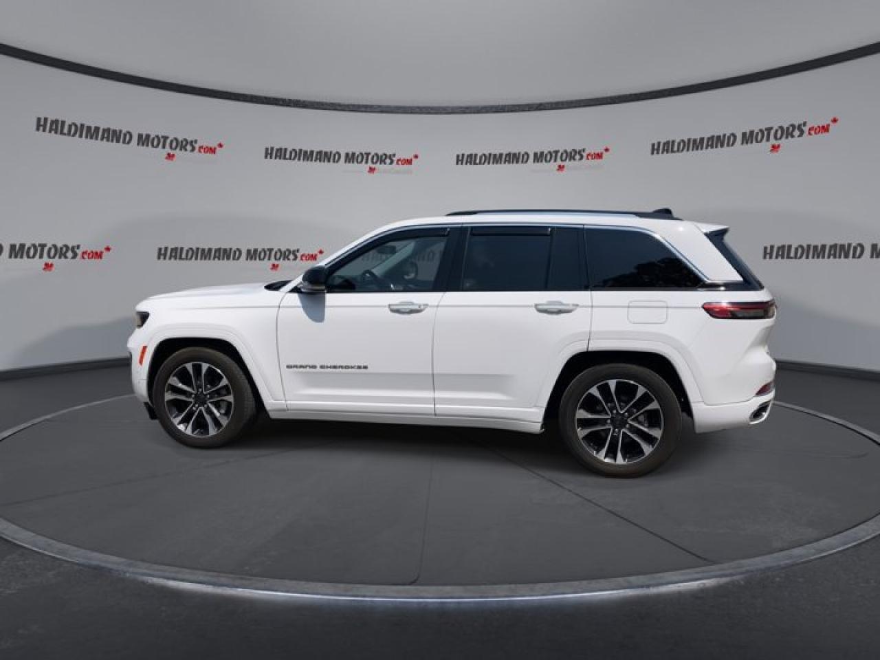 2023 Jeep Grand Cherokee Overland 4x4 |Advanced Protech Group III | Photo