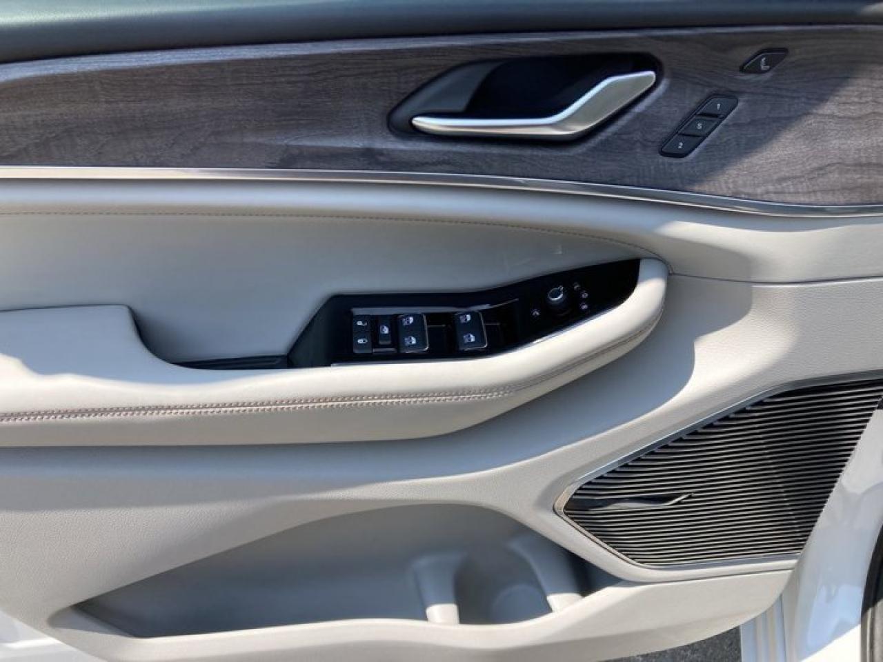 2023 Jeep Grand Cherokee Overland 4x4 |Advanced Protech Group III | Photo