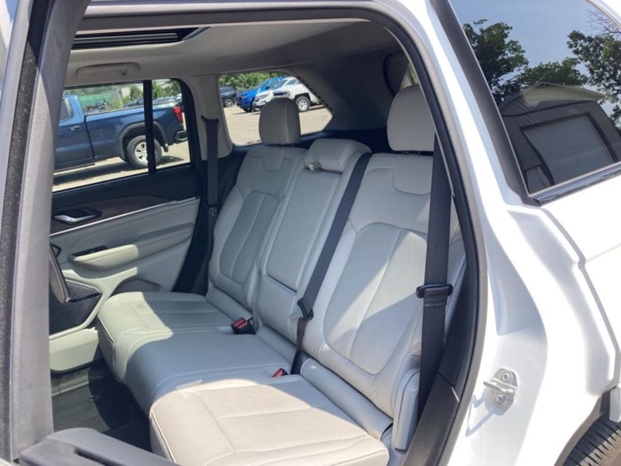 2023 Jeep Grand Cherokee Overland 4x4 |Advanced Protech Group III | Photo