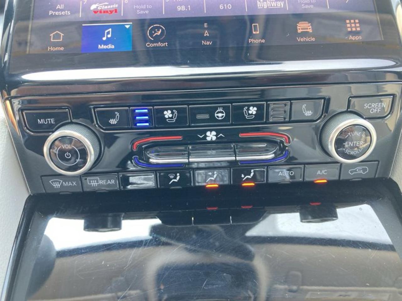 2023 Jeep Grand Cherokee Overland 4x4 |Advanced Protech Group III | Photo