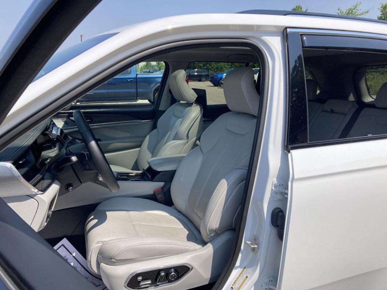 2023 Jeep Grand Cherokee OVERLAND 4X4 Photo