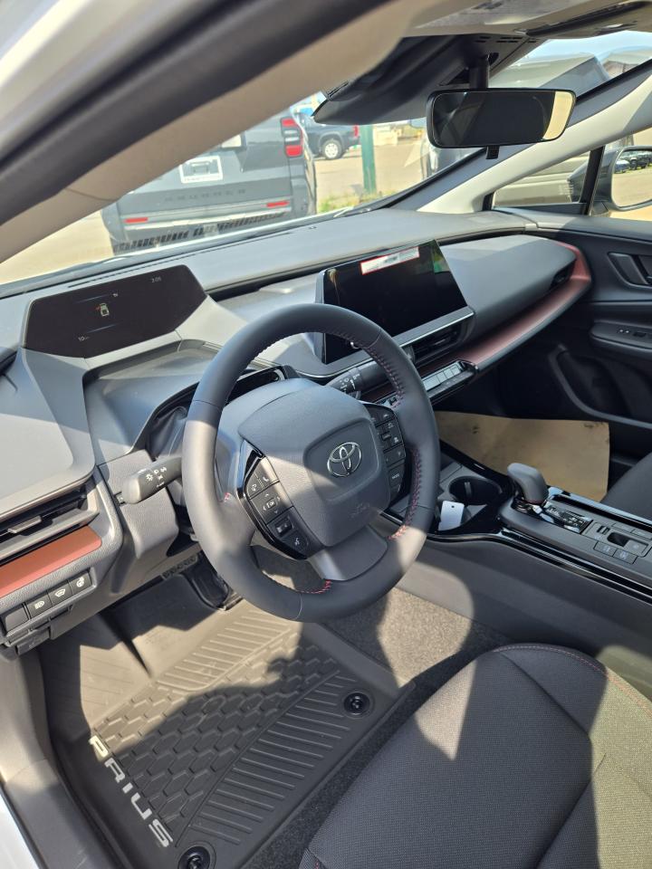 2025 Toyota Prius Plug-In HYBRID SE PRIUS PLUG-IN HYBRID SE - PREM Photo