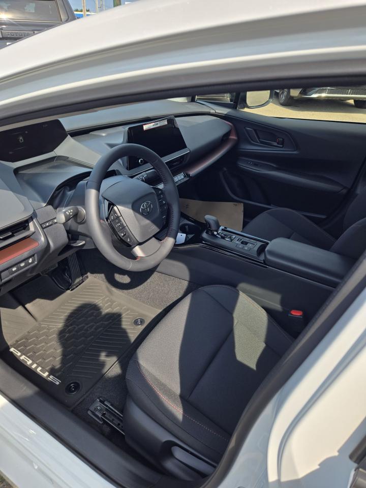 2025 Toyota Prius Plug-In HYBRID SE PRIUS PLUG-IN HYBRID SE - PREM Photo