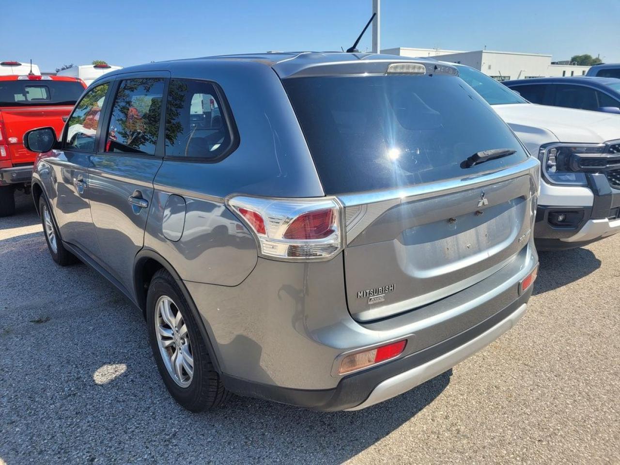 2015 Mitsubishi Outlander ES Photo9