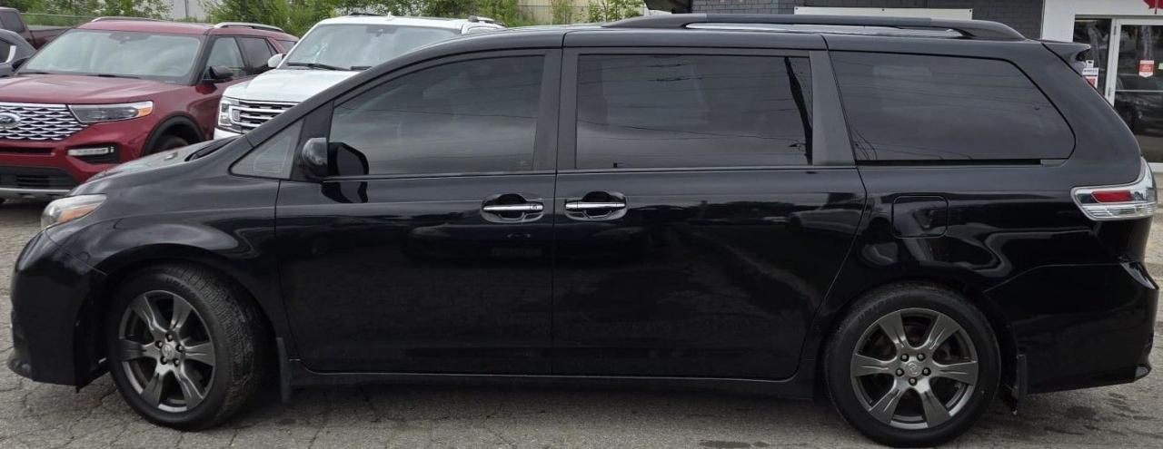 2017 Toyota Sienna SE / NO ACCIDENTS/ 7 SEATER / LEATHER / ROOF / NAV - Photo #2