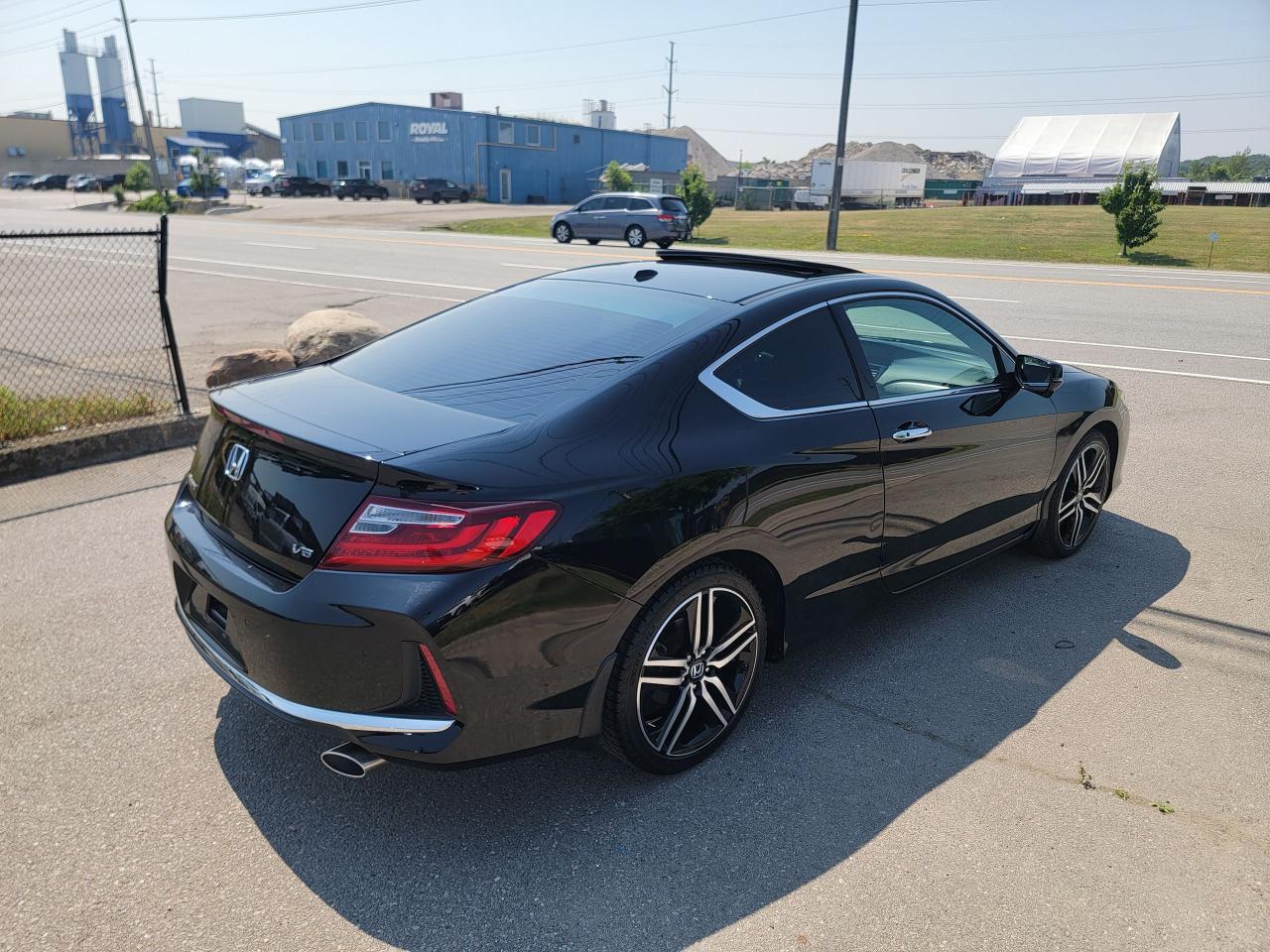 2017 Honda Accord Touring - Photo #5