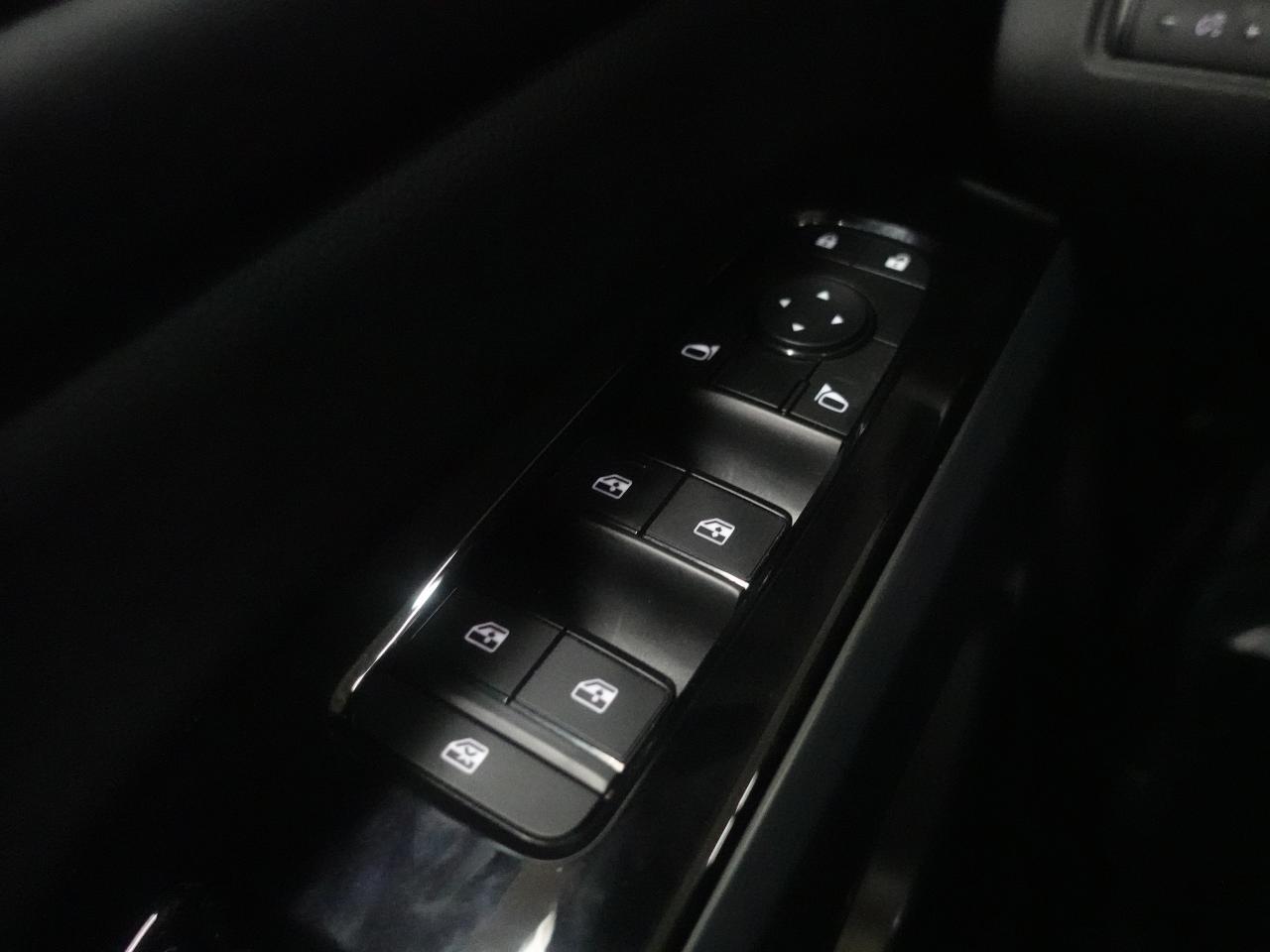 2022 Nissan Pathfinder SL | AWD | 8Pass | Nav | Sunroof | BSM | CarPlay