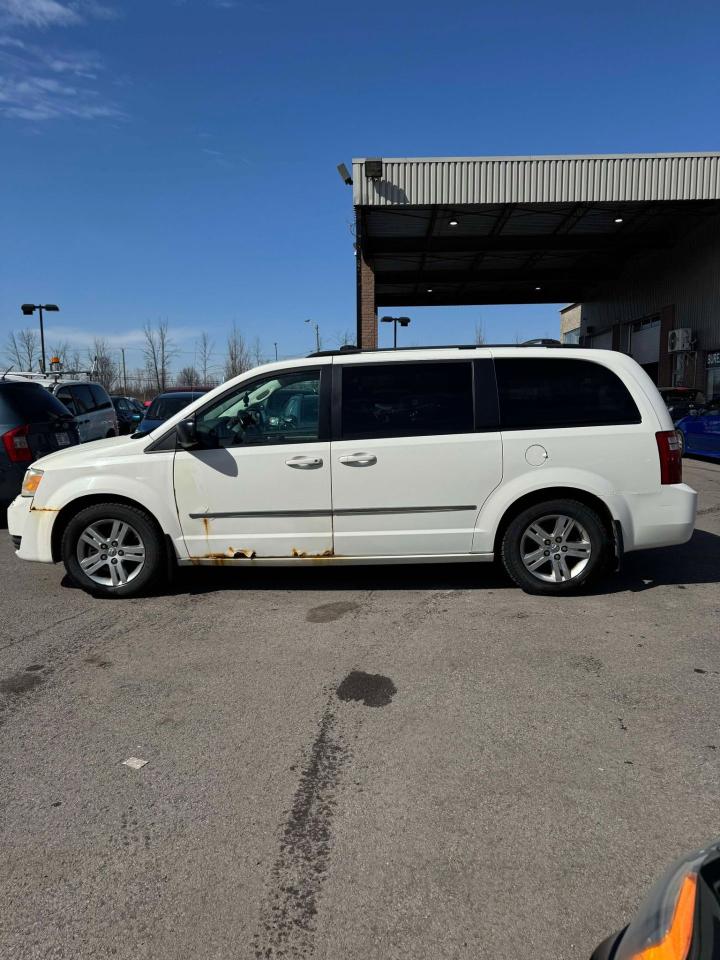 2010 Dodge Grand Caravan SXT - Photo #4