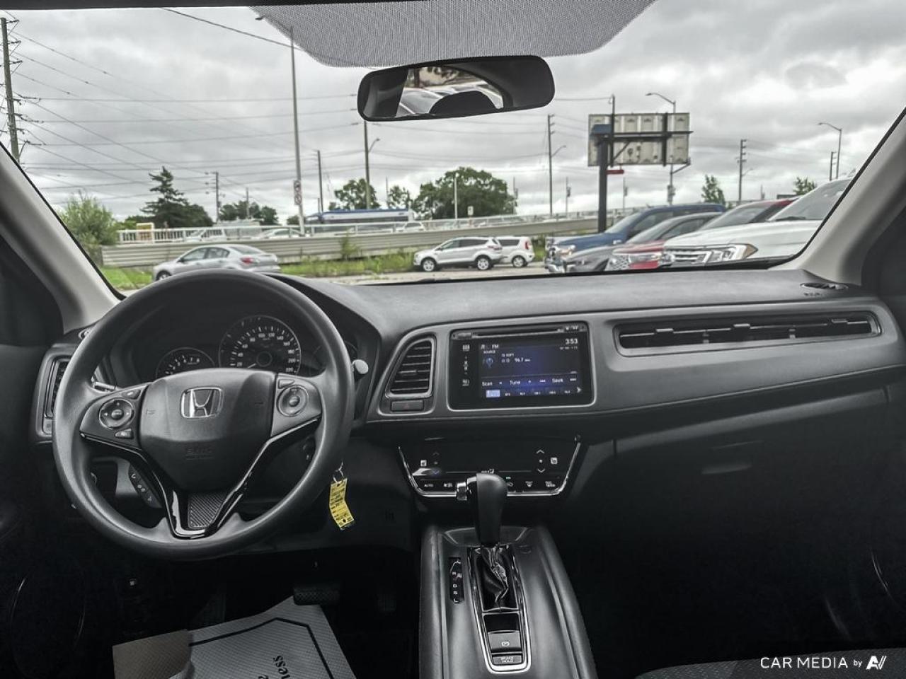 2017 Honda HR-V LX / NO ACCIDENTS / HEATED SEATS / LOW KMS - Photo #12