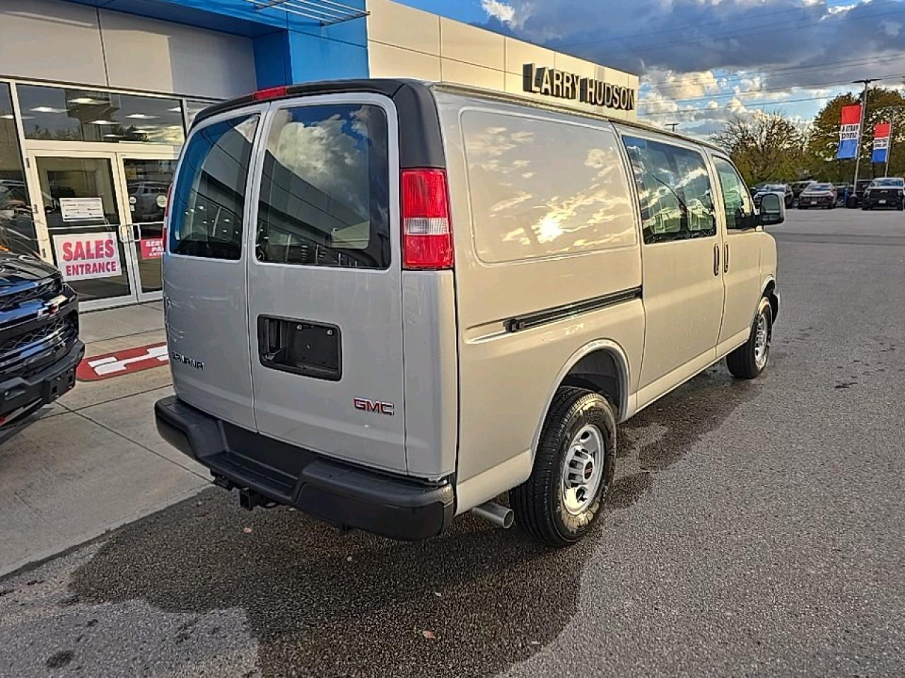 2025 GMC Savana 3500 Work Van Photo