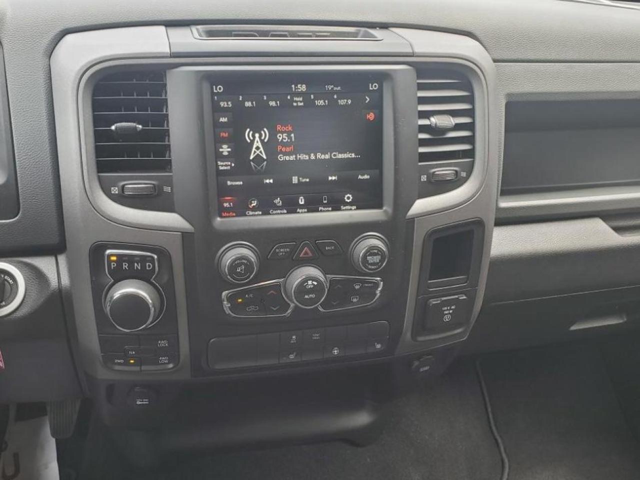 2020 RAM 1500 Classic EXPRESS 4X4 CREW CAB 5'7" BOX - Photo #12