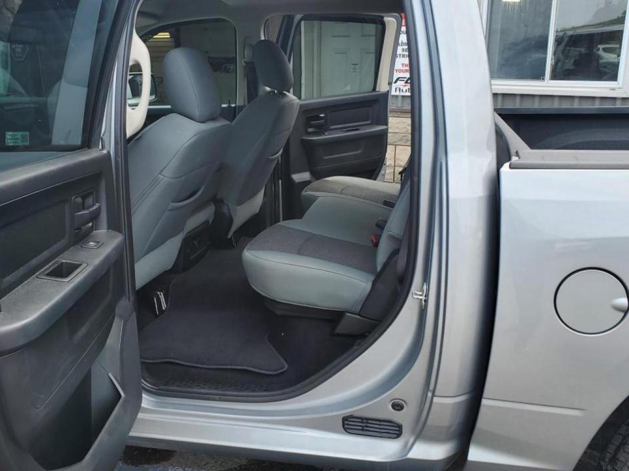 2020 RAM 1500 Classic EXPRESS 4X4 CREW CAB 5'7" BOX - Photo #18
