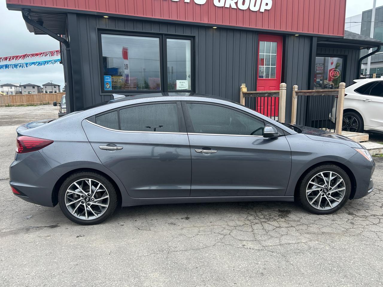2020 Hyundai Elantra Luxury - Photo #3