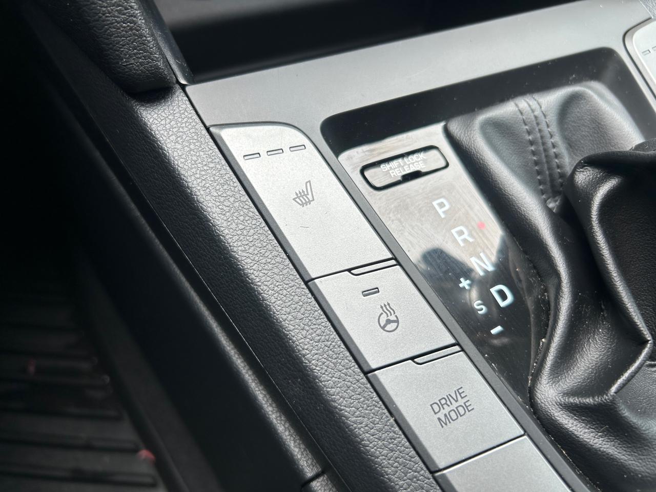 2020 Hyundai Elantra Luxury - Photo #17