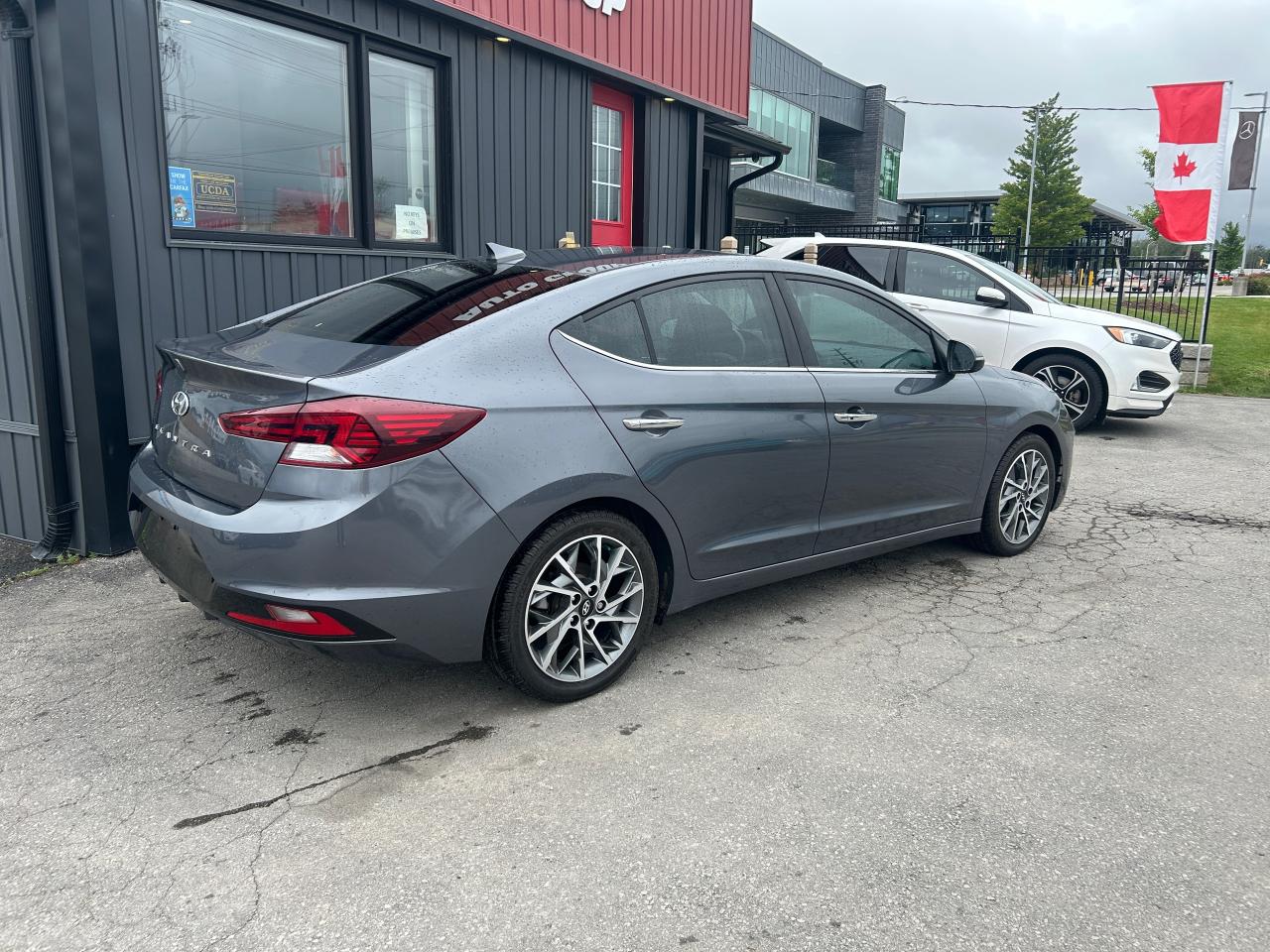 2020 Hyundai Elantra Luxury - Photo #2