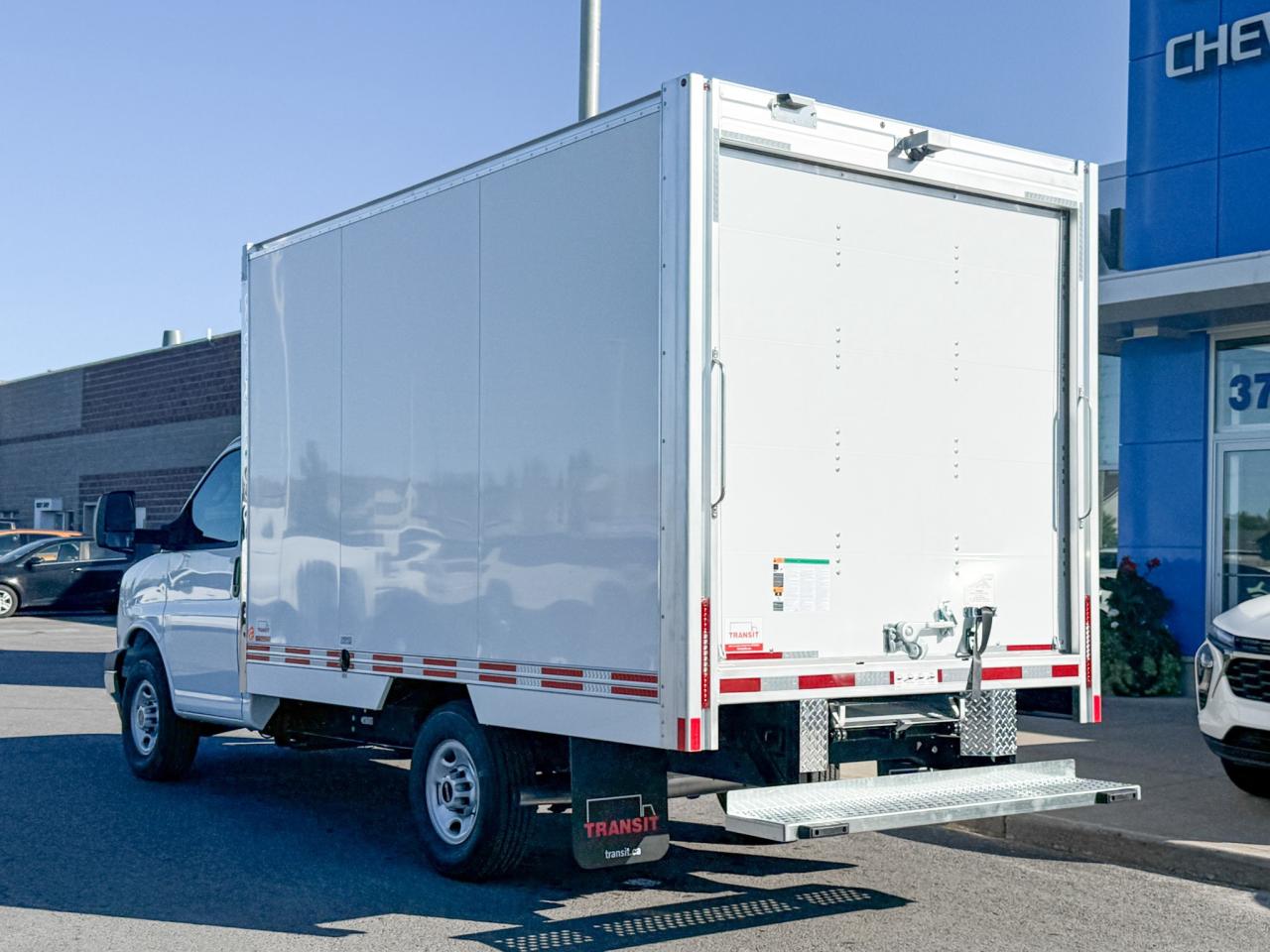 2025 GMC Savana Cutaway Work Van 4.3L V8 WITH REMOTE ENTRY, CRUISE CONTROL, A/C, REAR VISION CAMERA, AM/FM STEREO Photo2